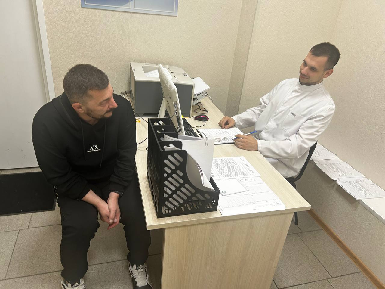 Приём пациента у врача в кабинете клиники