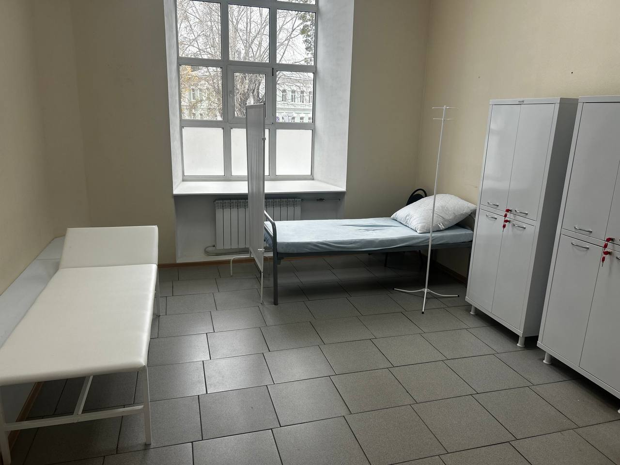 Общий вид палаты стационара: кушетка, кровать, штатив и медицинские шкафы